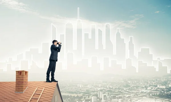 Hombre de negocios de pie en el techo — Foto de Stock