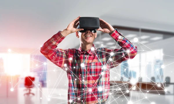 Man met virtual reality headset — Stockfoto