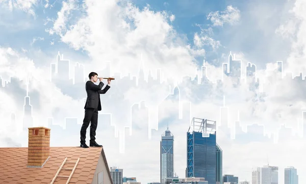 Mann auf Dach schaut in Spiegelglas — Stockfoto