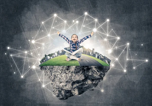 Enfant assis sur une île flottante — Photo