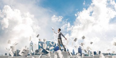 Kağıt belgeleri Clear sky ile arka plan üzerinde uçan arasında duran el kitabı ile uydurarak giyim adam. Karışık teknik.