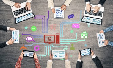 insanlar aygıtlarla birlikte çalışan eller 