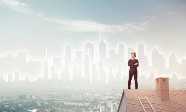 evin çatısında duran işadamı 