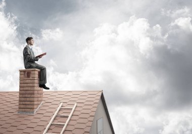 Üst yapı üzerinde oturan genç işadamı