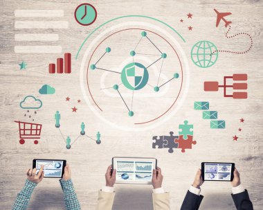 insanlar masada oturan ve araçları kullanma