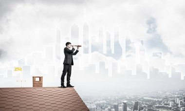 işadamı Çatının kenarında elbiseli