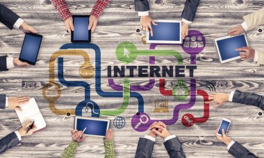 insanlar aygıtlarla birlikte çalışan eller 