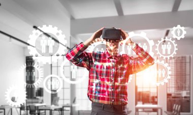 Sanal gerçeklik kulaklığı olan adam.