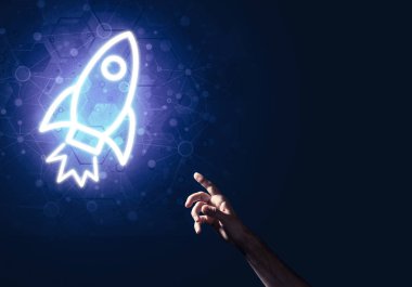 İnsan avuç içi teknoloji konsepti olarak Roket Web simgesini sunar