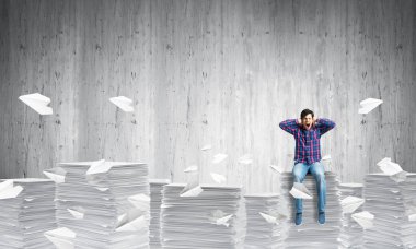 Gündelik giysili genç adam. 