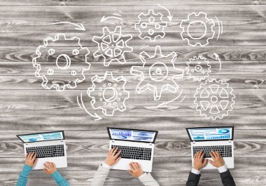 insanlar masada oturan ve araçları kullanma