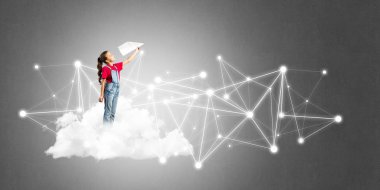 Bulut üzerinde sevimli gülümseyen çocuk kız 