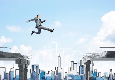 Cityscape arka planda, 3d render ile zorlukların üstesinden sembolü olarak beton köprü boşluğu üstünden atlayarak işadamı