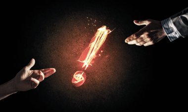  koyu arka plan, dikkat kavramı üzerinde parlayan ünlem işareti işaret işadamları el ateş 