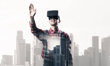 Sanal gerçeklik kulaklığı olan adam.