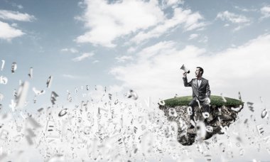 Adada oturuyor ve duygusal megafon içinde çığlık genç işadamı