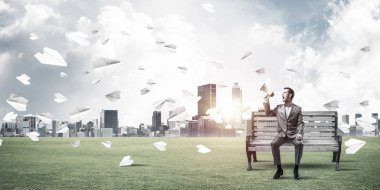 bankta oturan genç işadamı