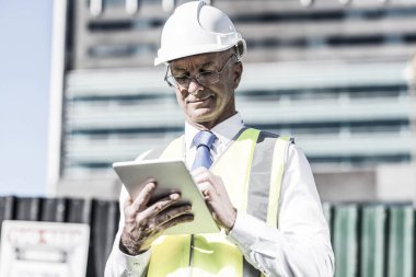 Tablet PC'de çalışan mühendis adam