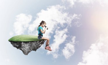 sevimli gülümseyen kız  