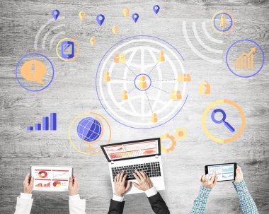 insanlar masada oturan ve araçları kullanma