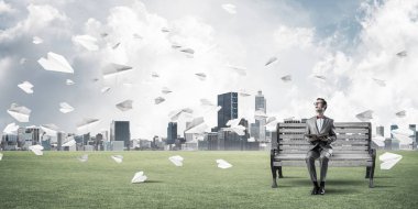 Yüzen ada üzerinde oturan komik adam 