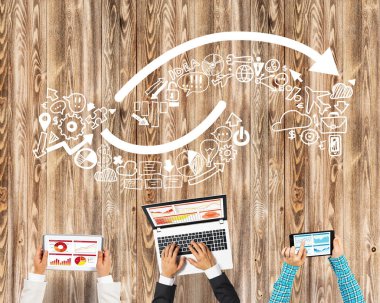 insanlar aygıtlarla birlikte çalışan eller 