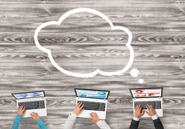 insanlar aygıtlarla birlikte çalışan eller 