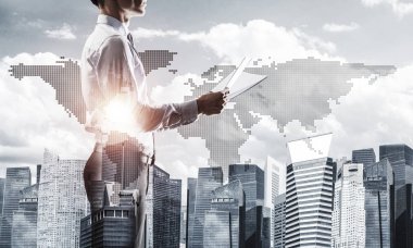 Zarif bir iş adamının elinde kağıtlarla iki kez görüntüsü.