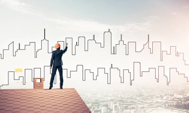 Mühendis adam evin çatısında ayakta 