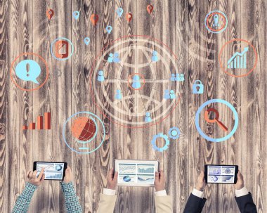 insanlar masada oturan ve araçları kullanma