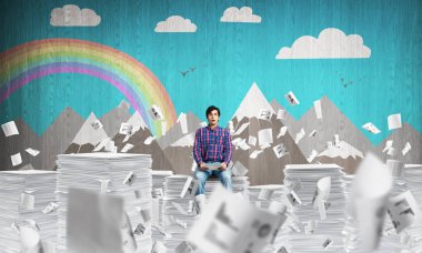 Gündelik giysili genç adam. 