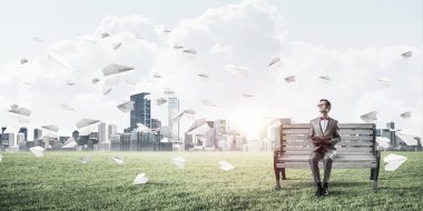 Yüzen ada üzerinde oturan komik adam 