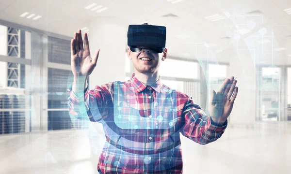 Adam giyen sanal kulaklık