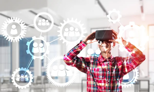 Homme avec casque de réalité virtuelle — Photo