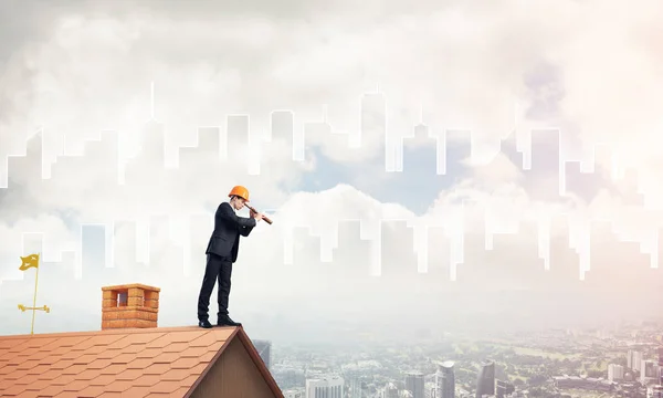 Homem de negócios em terno na borda do telhado — Fotografia de Stock
