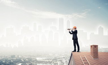 işadamı Çatının kenarında elbiseli