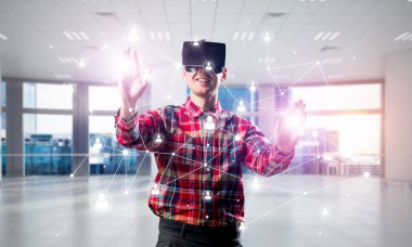 Sanal gerçeklik kulaklığı olan adam.