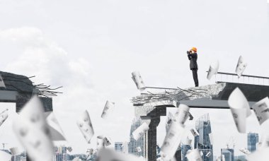 Genç takım elbise ve kask mühendisi