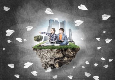  yüzen ada ve çocuk