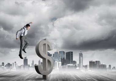 Öfkeli genç işadamı gürültüyle çarpmak ile dolar sembol modern cityscape karşı taş yumruk olacak