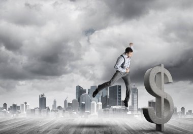 Öfkeli genç işadamı gürültüyle çarpmak ile dolar sembol modern cityscape karşı taş yumruk olacak 