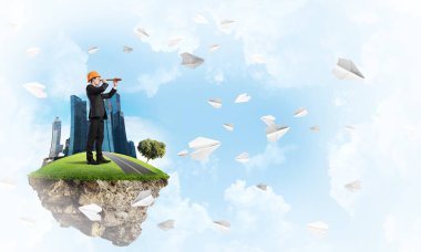 adam yeşil yüzen ada üzerinde ayakta