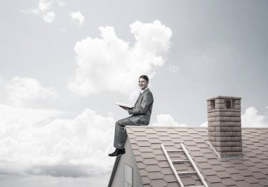 Üst yapı üzerinde oturan genç işadamı