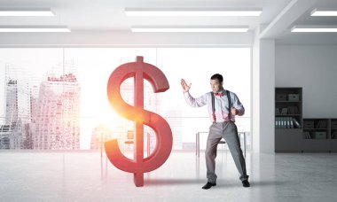 Öfkeli genç işadamı gürültüyle çarpmak ile dolar sembol modern ofis iç taş yumruk olacak