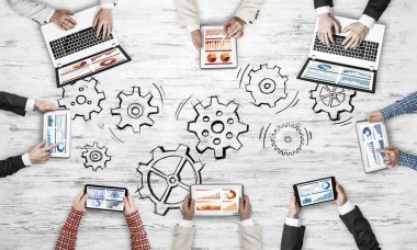 insanlar aygıtlarla birlikte çalışan eller 