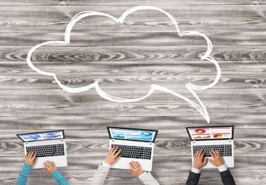 insanlar aygıtlarla birlikte çalışan eller 