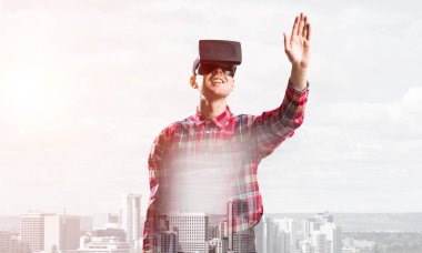 Sanal gerçeklik kulaklığı olan adam. 