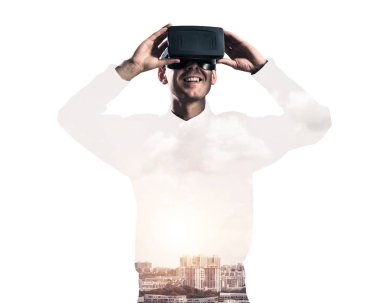 Sanal gerçeklik kulaklığı olan adam. 