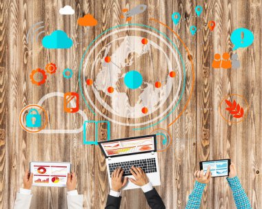 insanlar masada oturan ve araçları kullanma