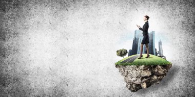 Yeşil yüzen ada üzerinde duran işkadını